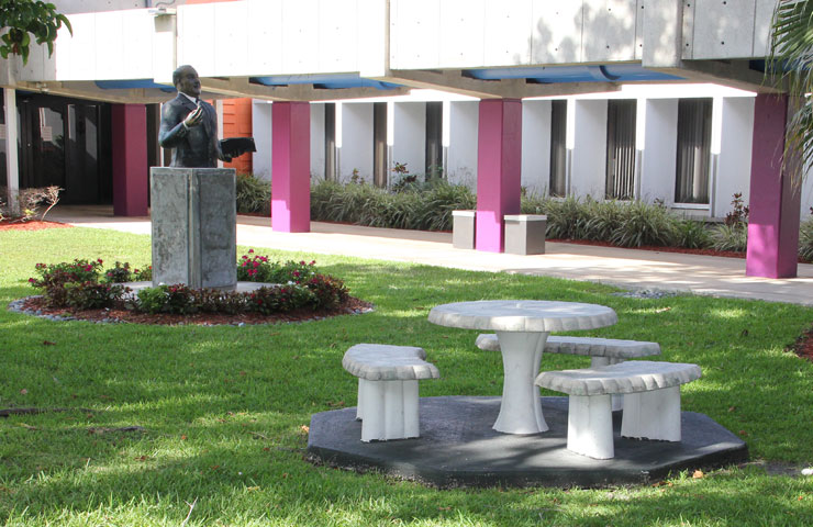 Miami campus photo Albizu university courtyard